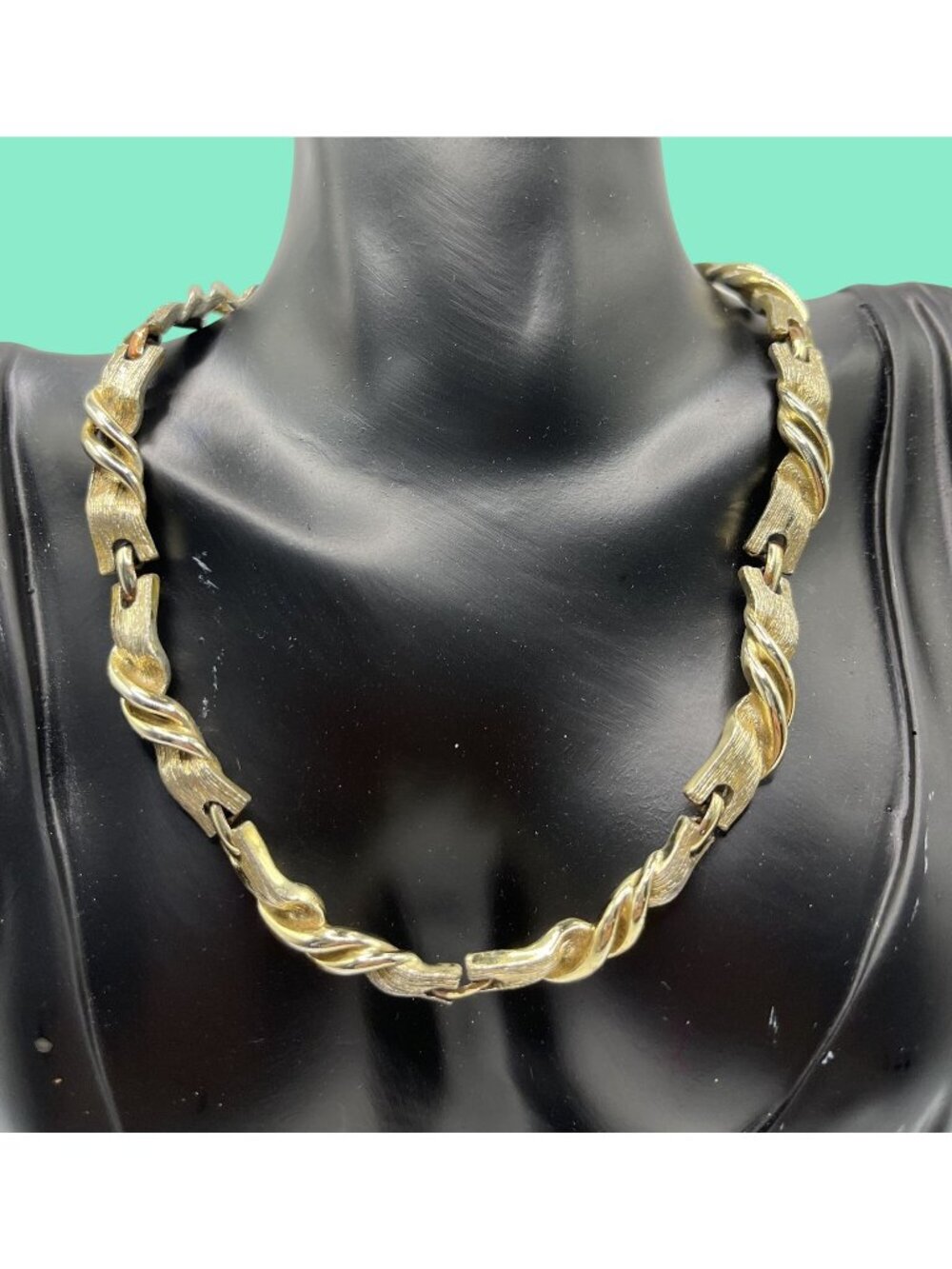 1938 -1959 LISNER Gold Tone 13" L Necklace